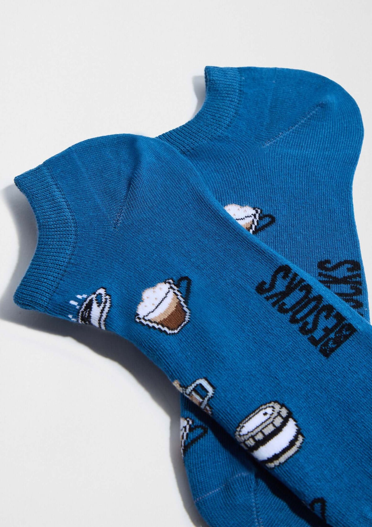 Calcetines tobilleros BeCoffee Blue Ankle de algodón con patrón de café sobre fondo azul oceánico.