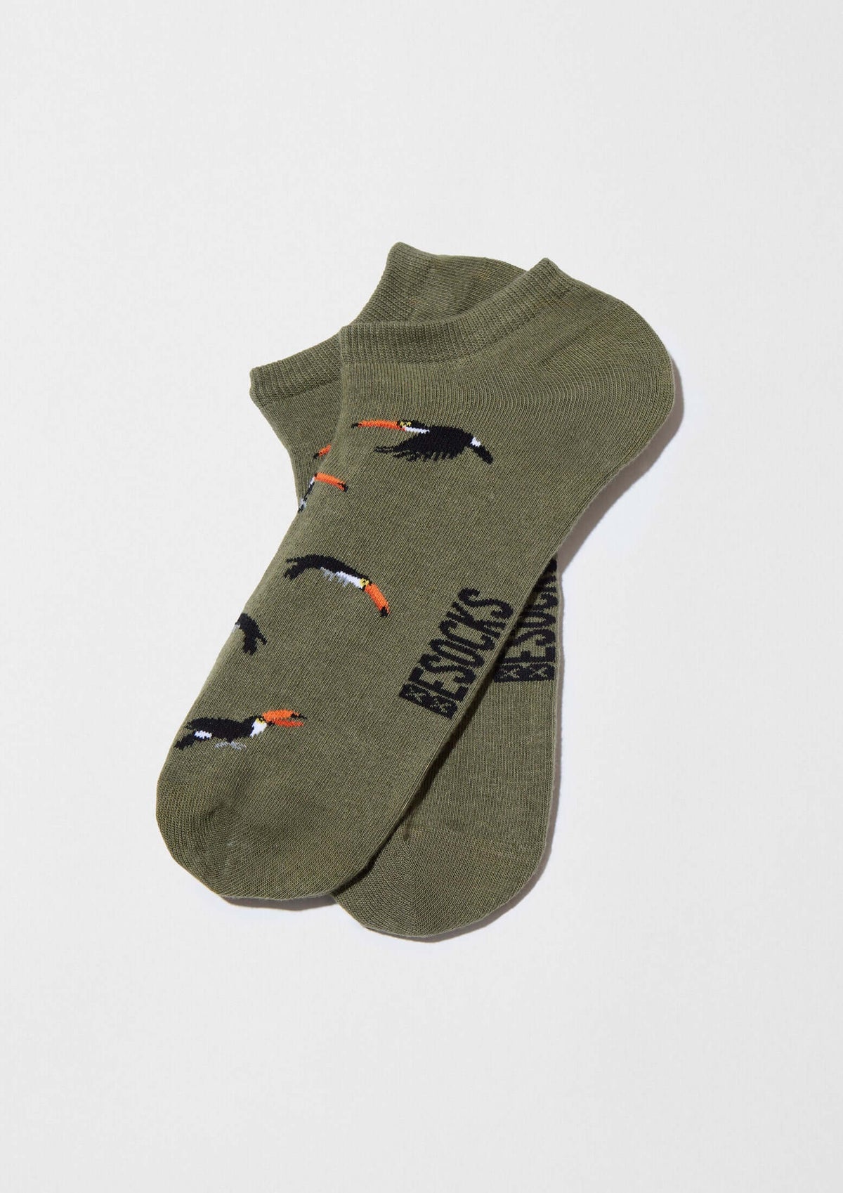 Calcetines tobilleros BeToucan Military Green Ankle en verde militar con patrón de tucanes en vuelo.