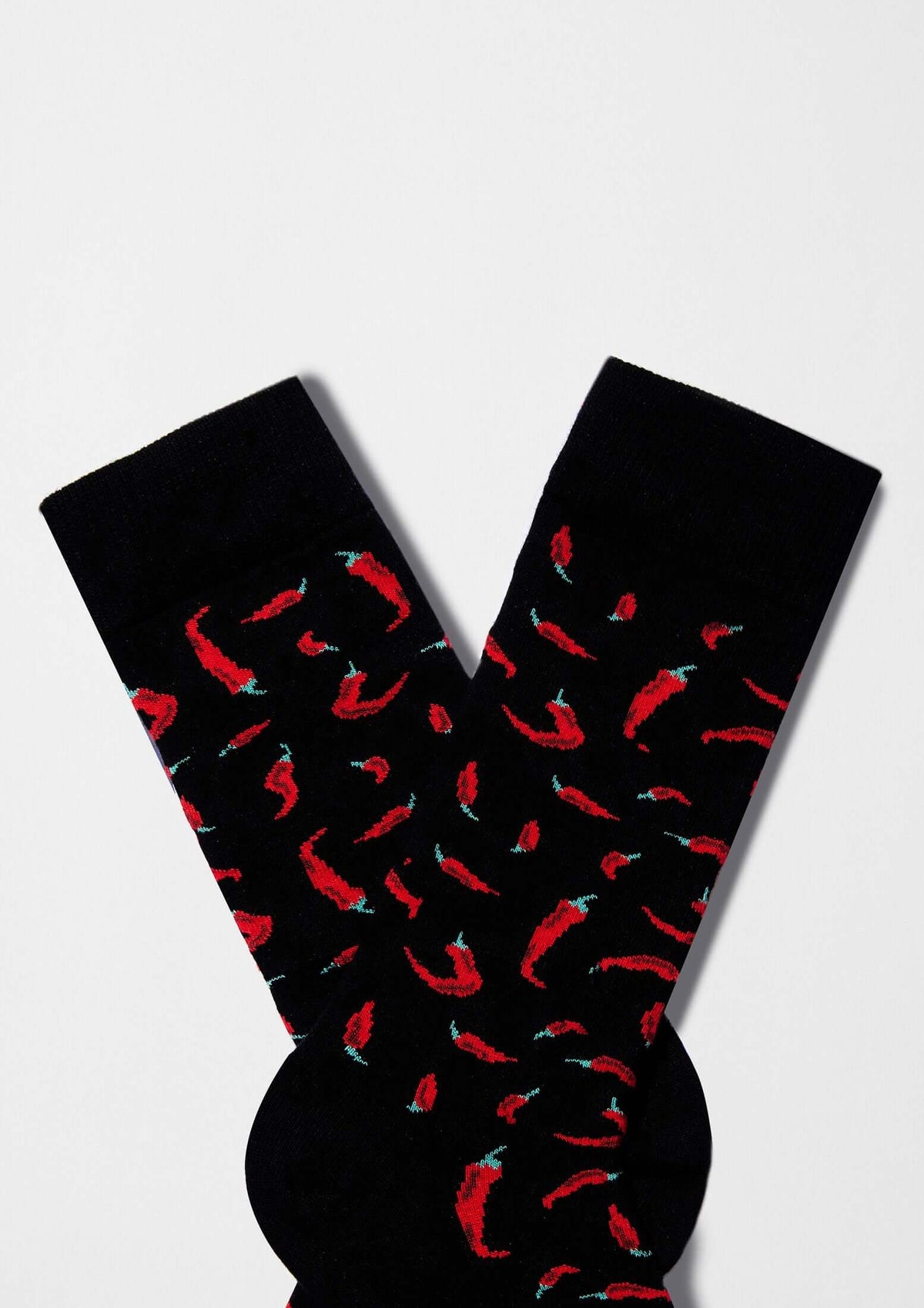 Calcetines BeChili Black con dibujos de chiles rojos sobre fondo negro de BESOCKS.