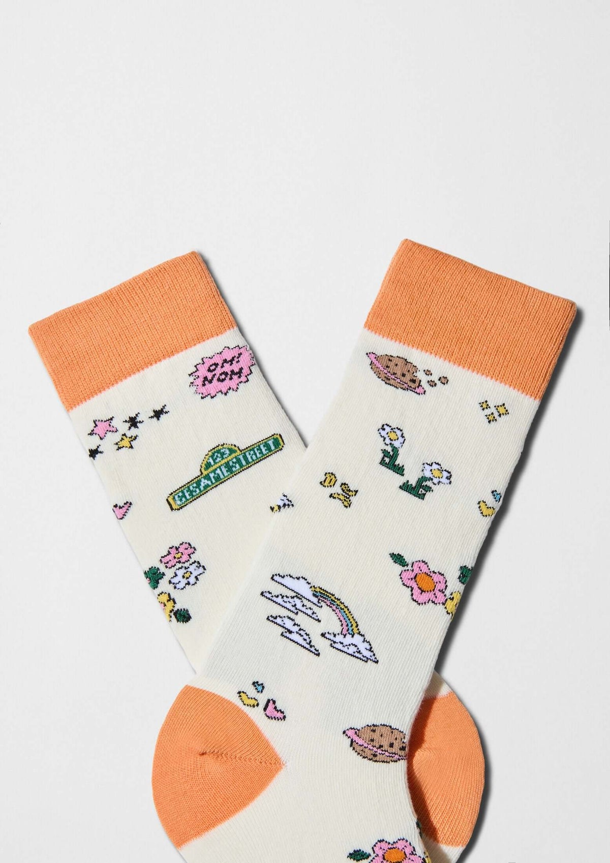 Diseño de flores, corazones y notas musicales - BeSesameStreet Logo - BESOCKS