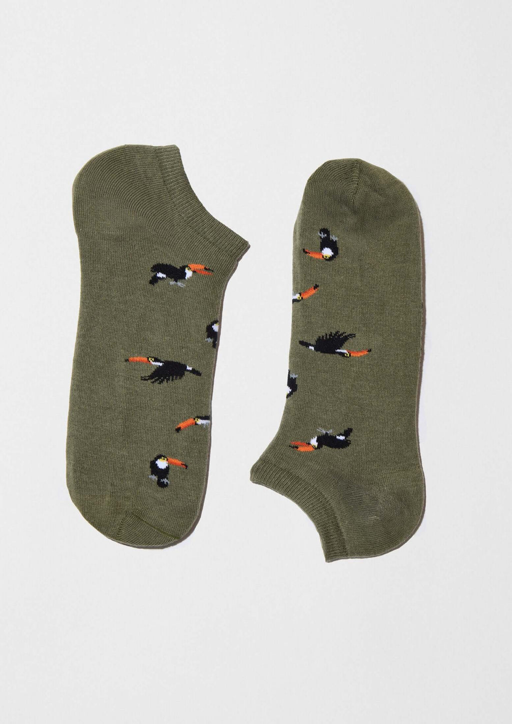 Calcetines tobilleros BeToucan Military Green Ankle con patrón de tucanes en vuelo sobre fondo verde militar.
