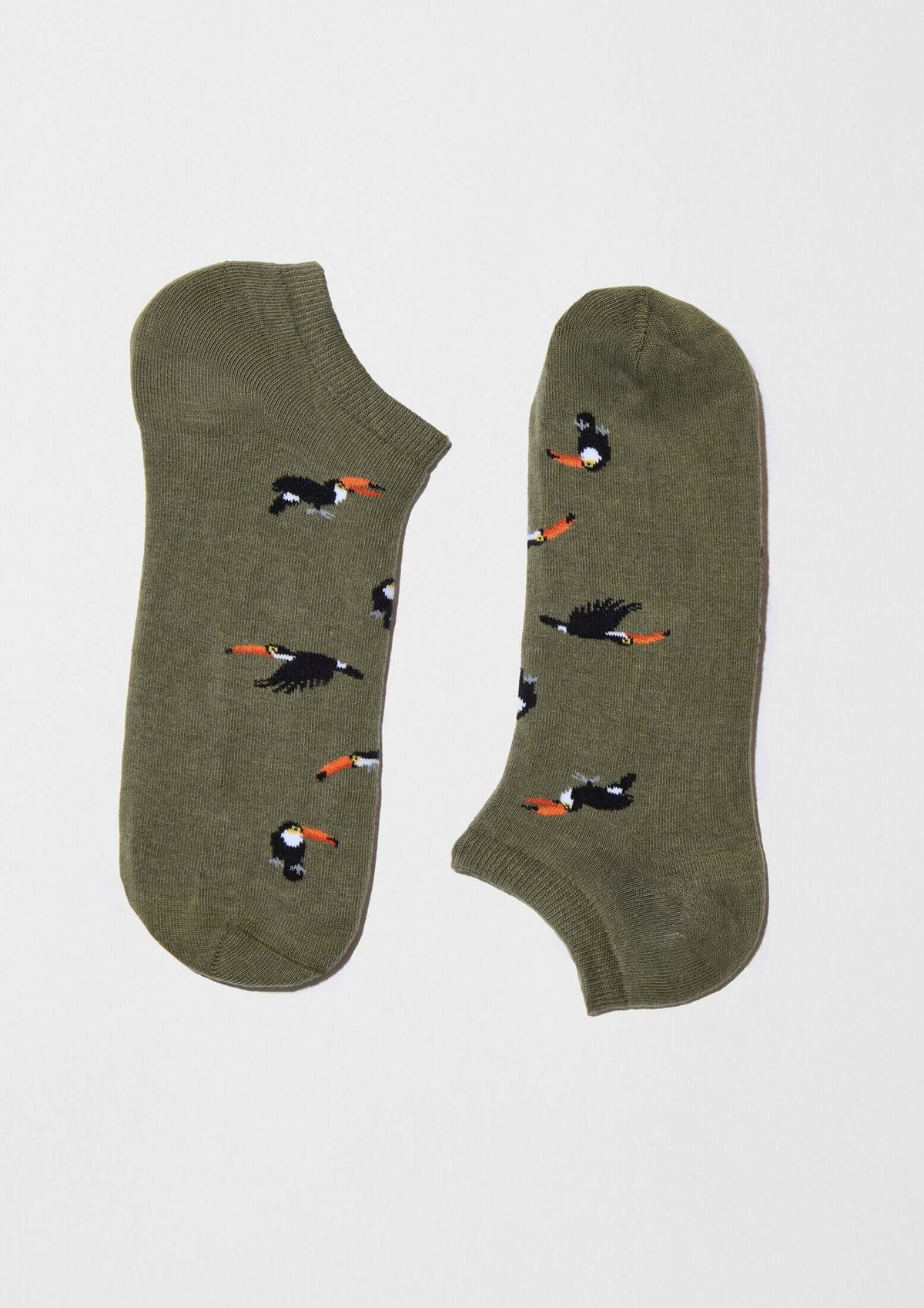Calcetines tobilleros BeToucan Military Green Ankle con patrón de tucanes en vuelo sobre fondo verde militar.