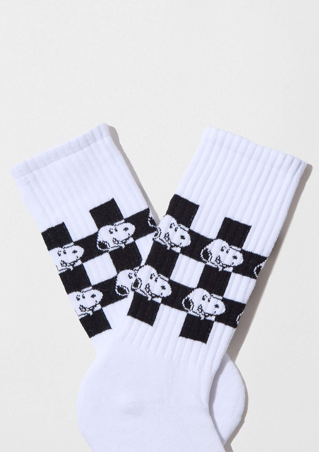 Calcetines altos BeSnoopy Chess de algodón orgánico con dibujos de Snoopy sobre fondo blanco y patrón en blanco y negro.