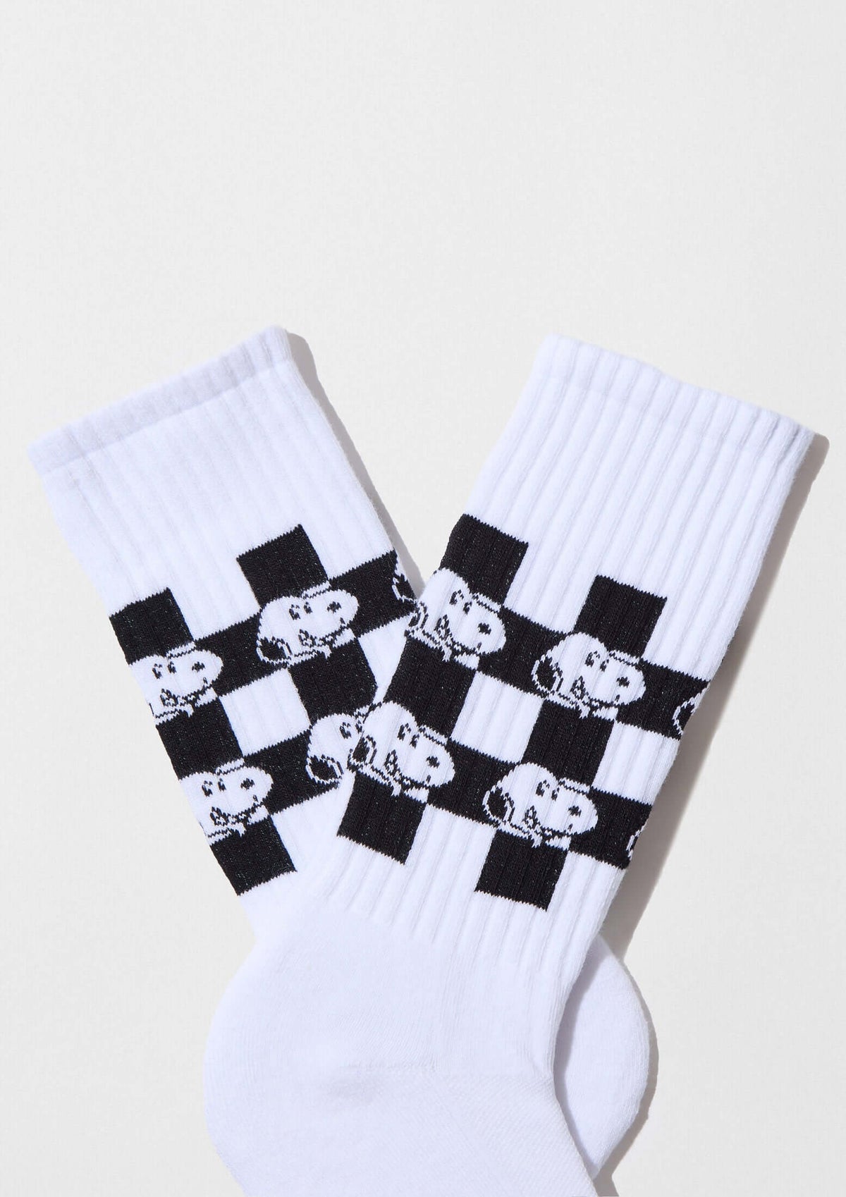 Calcetines altos BeSnoopy Chess de algodón orgánico con dibujos de Snoopy sobre fondo blanco y patrón en blanco y negro.