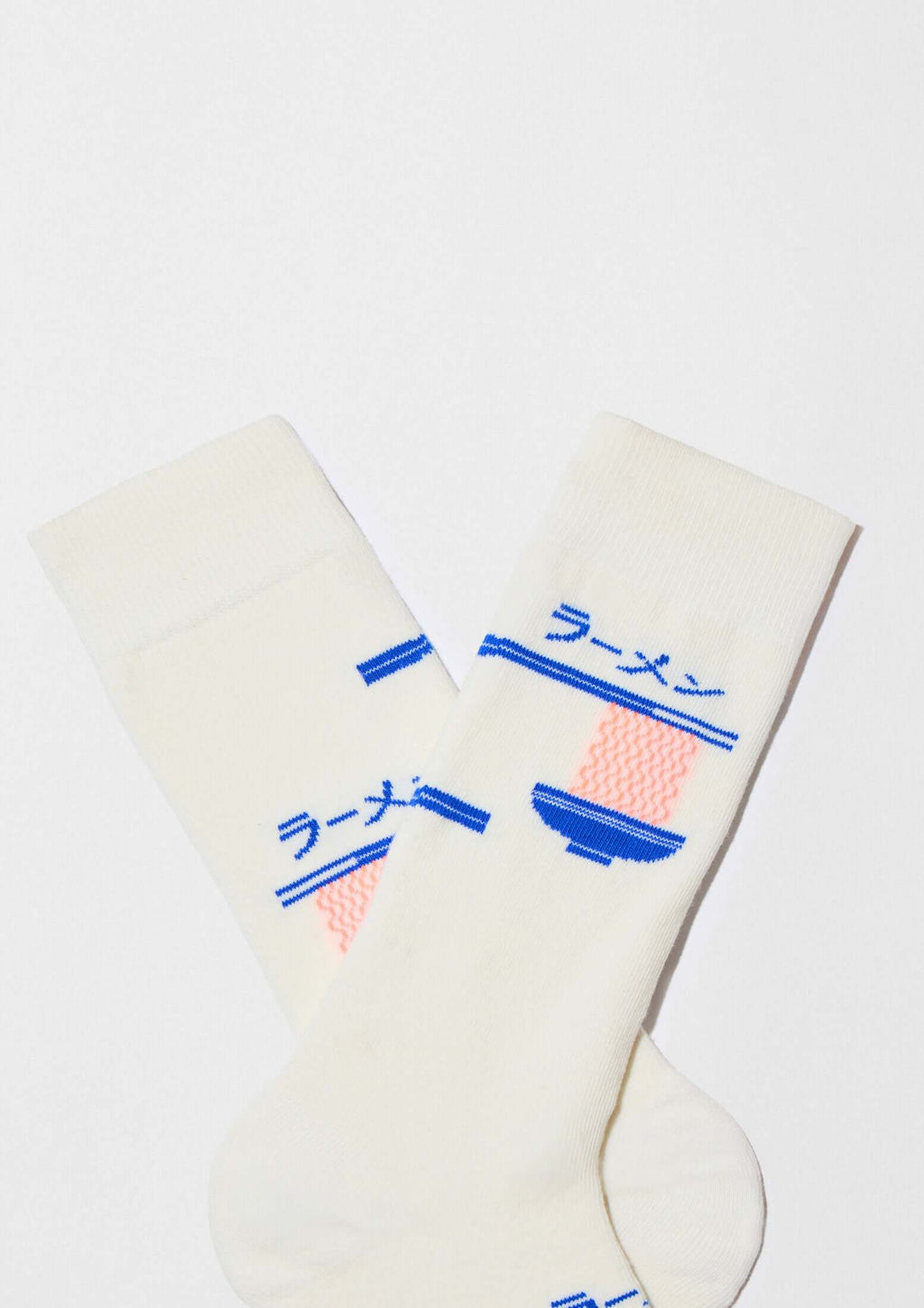 Calcetines BeRamen en color off white con diseño de cuenco de ramen en azul y naranja, ideales para looks originales.
