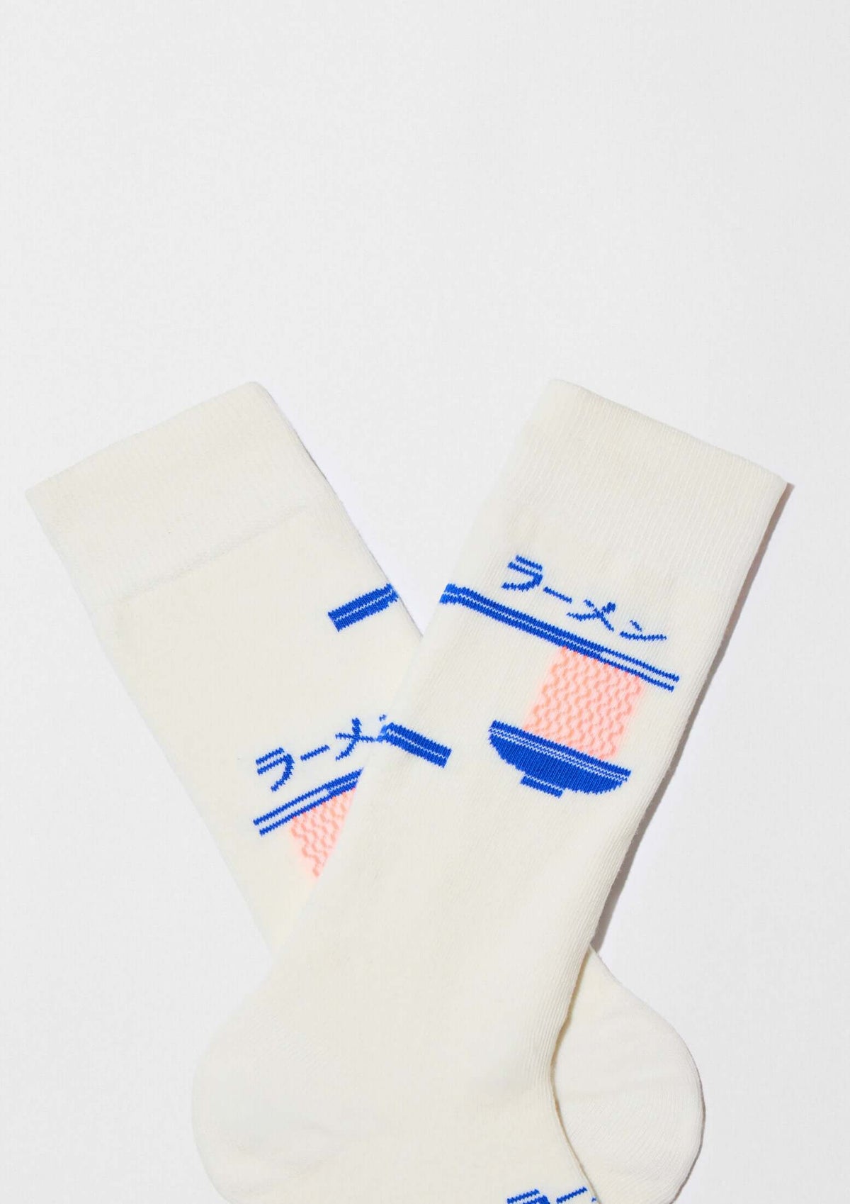 Calcetines BeRamen en color off white con diseño de cuenco de ramen en azul y naranja, ideales para looks originales.