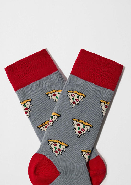 Calcetines BePizza en gris con dibujos de pizza, talón y puño rojos, ideales para looks casuales y originales.