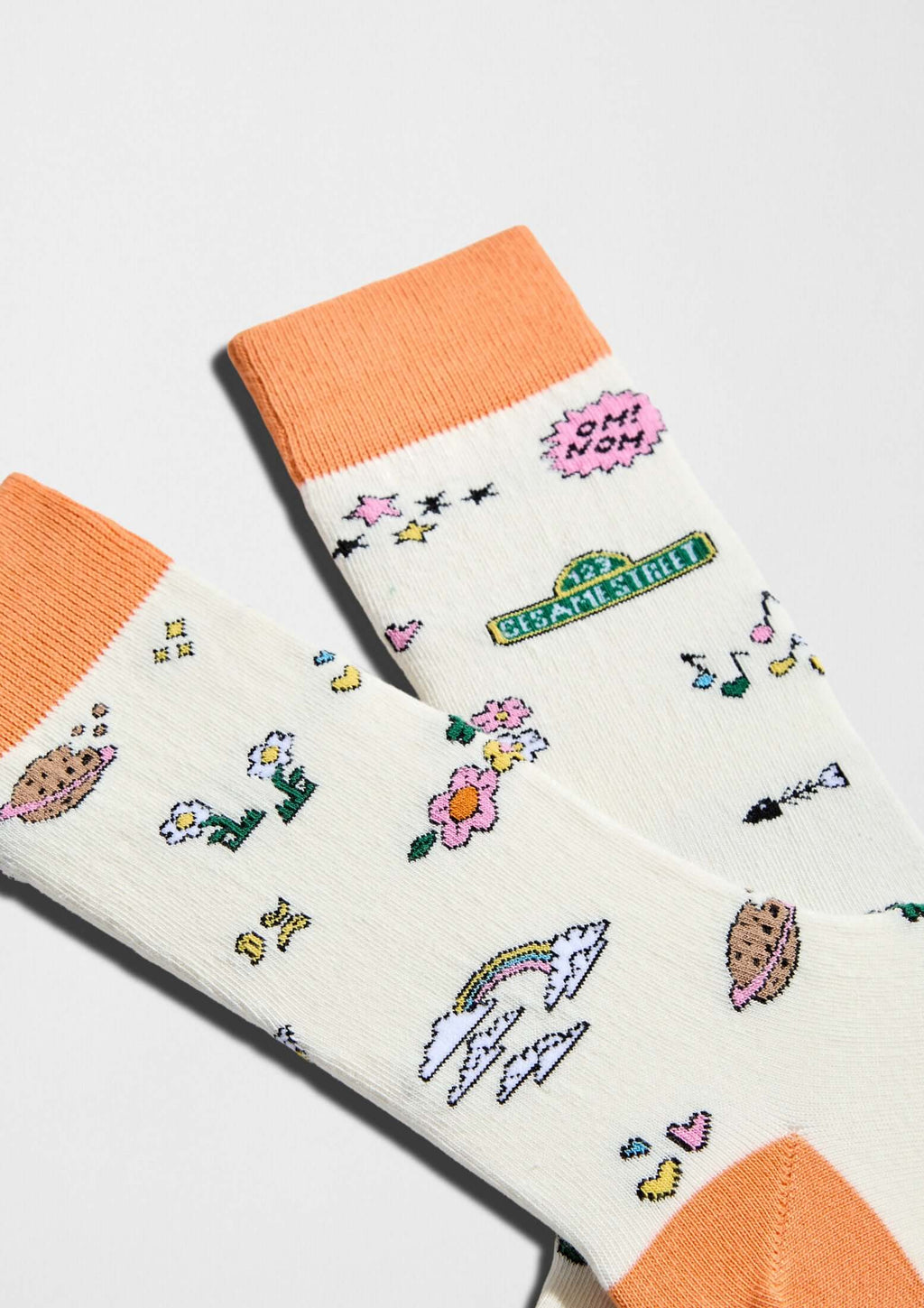 Estampado colorido con flores, notas musicales y el logo BeSesameStreet en color off-white - BESOCKS