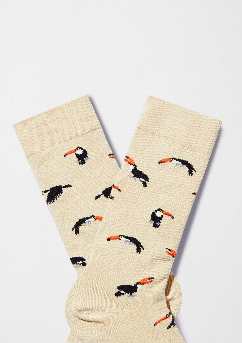 calcetines originales BeToucan Beige con dibujos de tucanes en fondo beige claro.