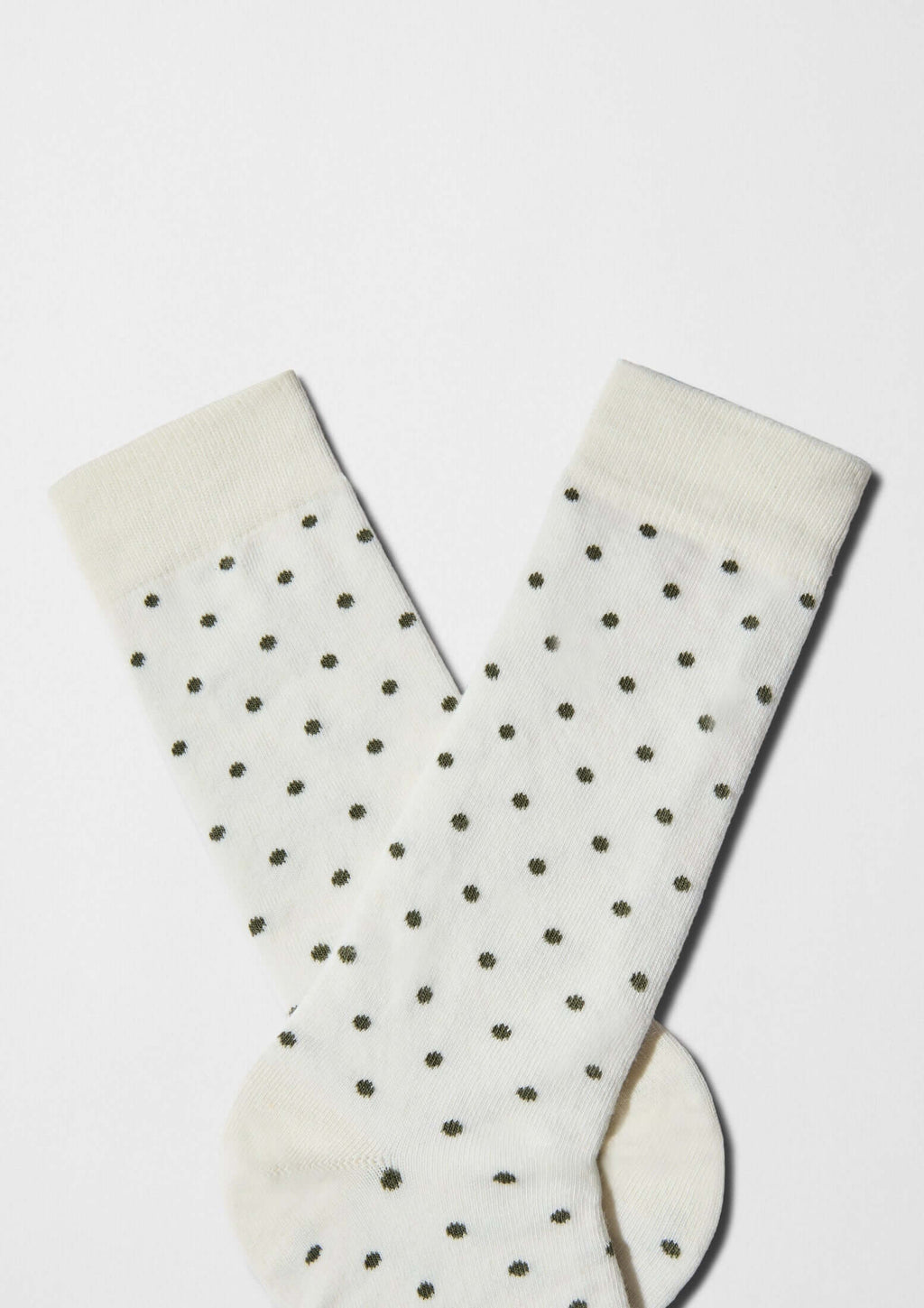 Calcetines BeDots Off-White con lunares verdes militares sobre fondo blanco roto - BESOCKS