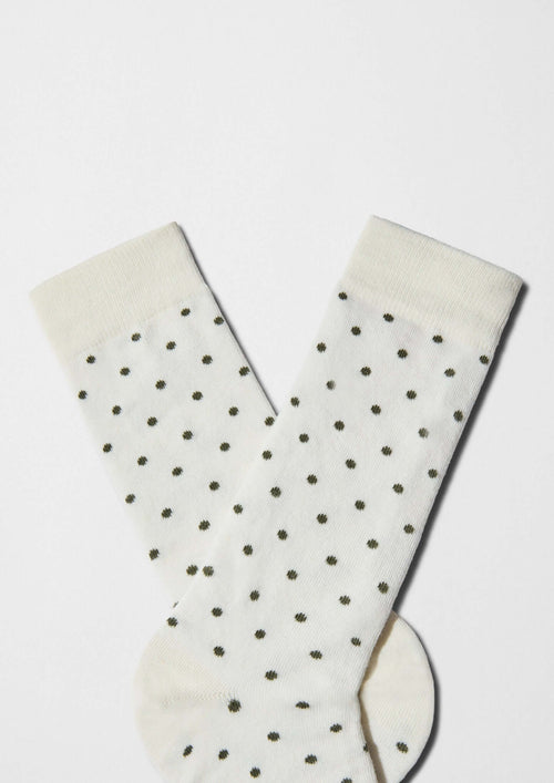 Calcetines BeDots Off-White con lunares verdes militares sobre fondo blanco roto - BESOCKS