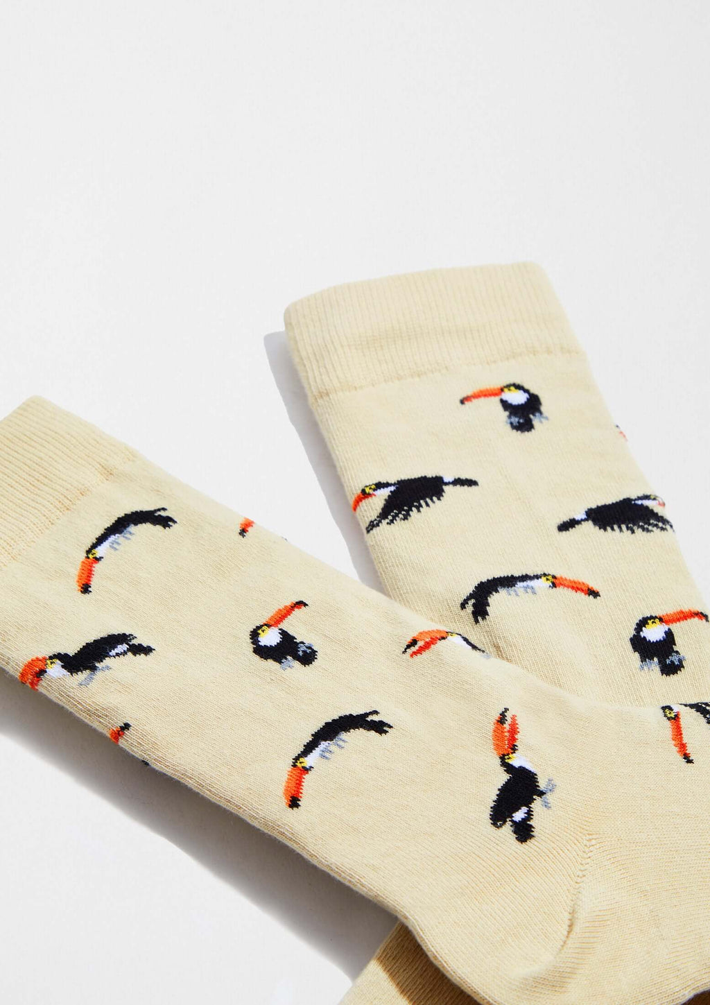 calcetines originales BeToucan Beige con diseños de tucanes sobre fondo beige claro.