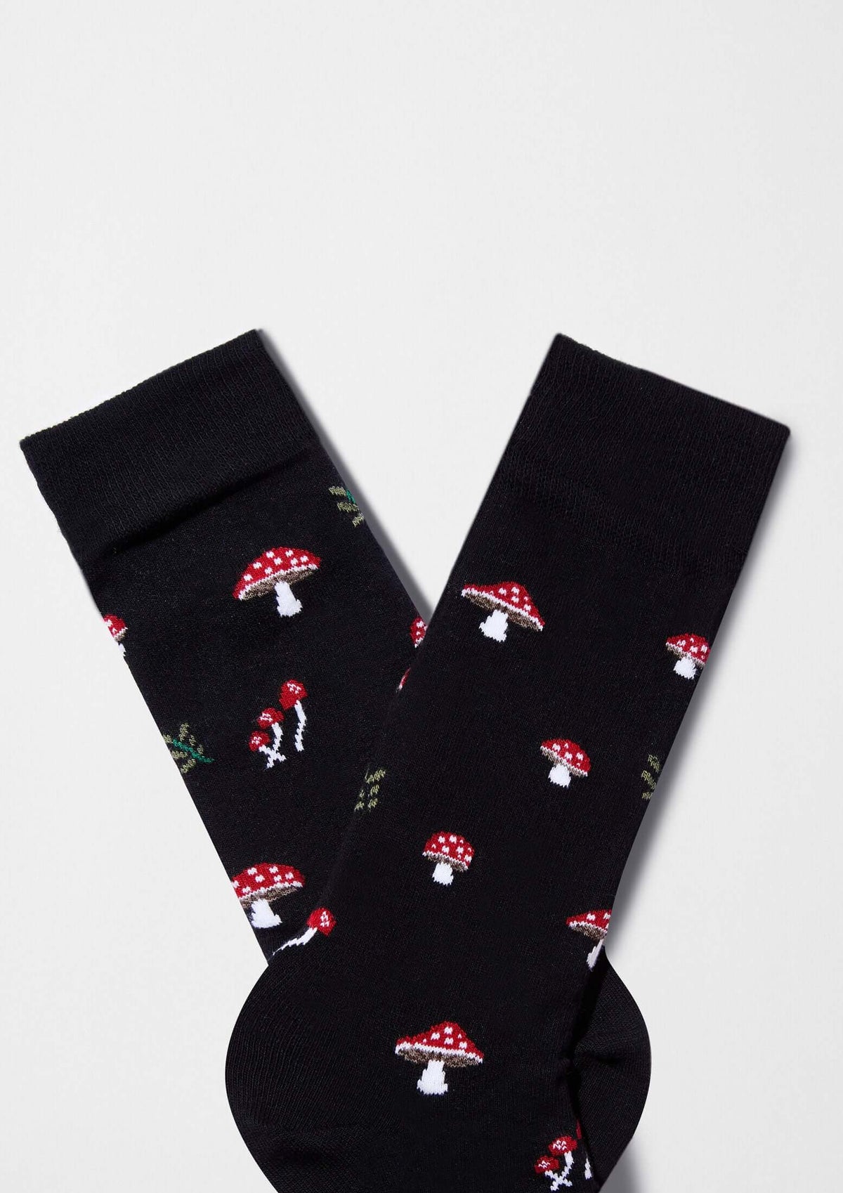 Calcetines originales BeMushroom Black con dibujos de setas rojas y fondo negro.