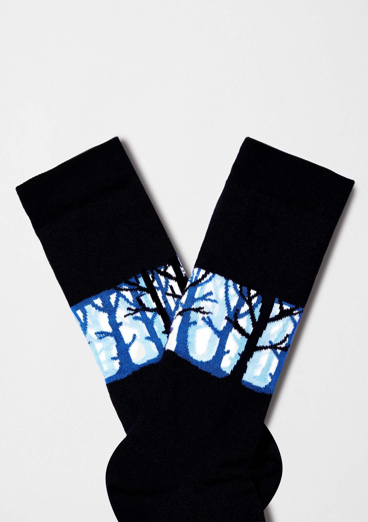 Calcetines BeWoods con diseño de bosque en negro y azul, perfectos para añadir estilo a tu outfit.