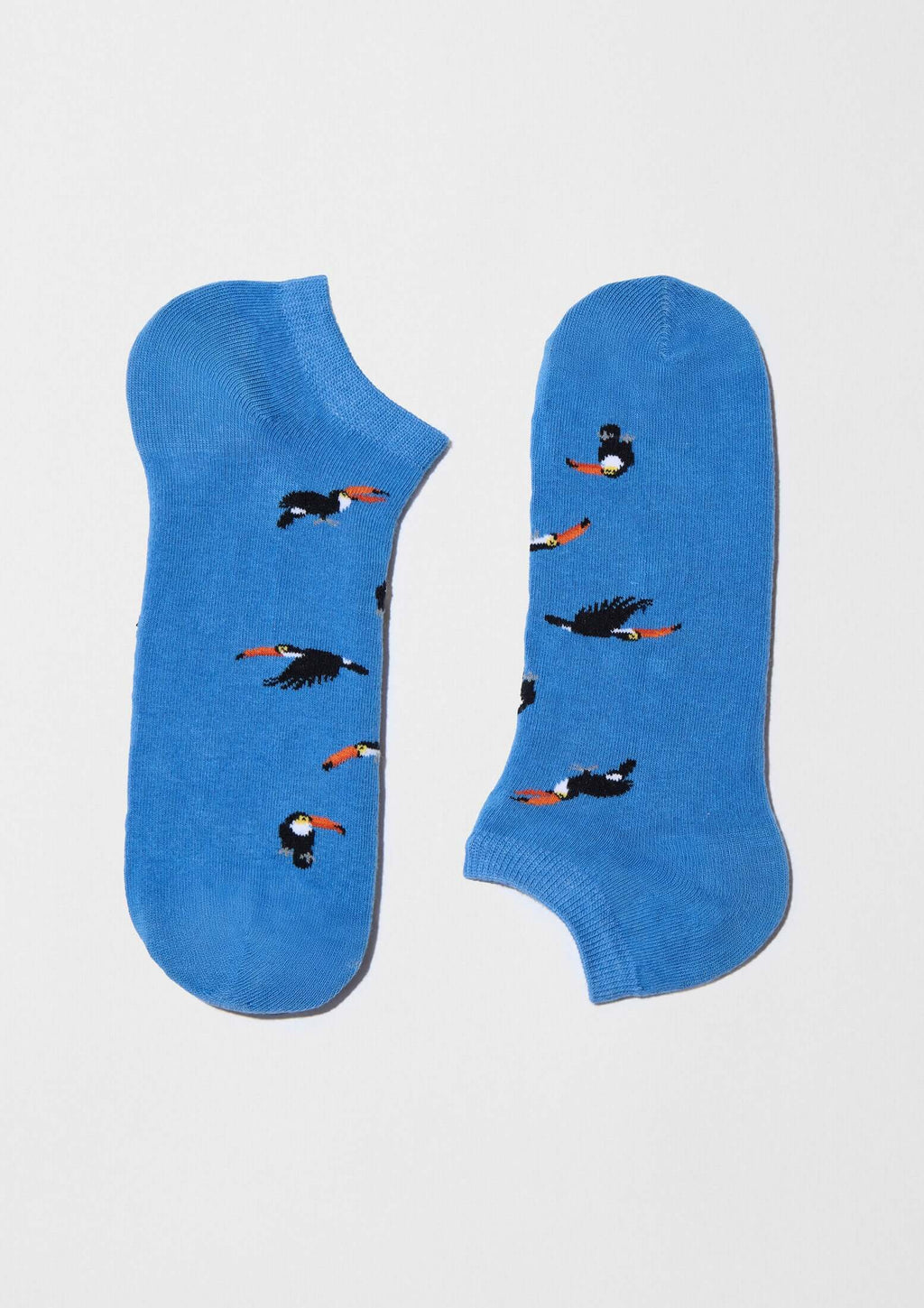 Calcetines tobilleros BeToucan Blue Ankle en azul celeste con tucanes en vuelo y puntera azul.