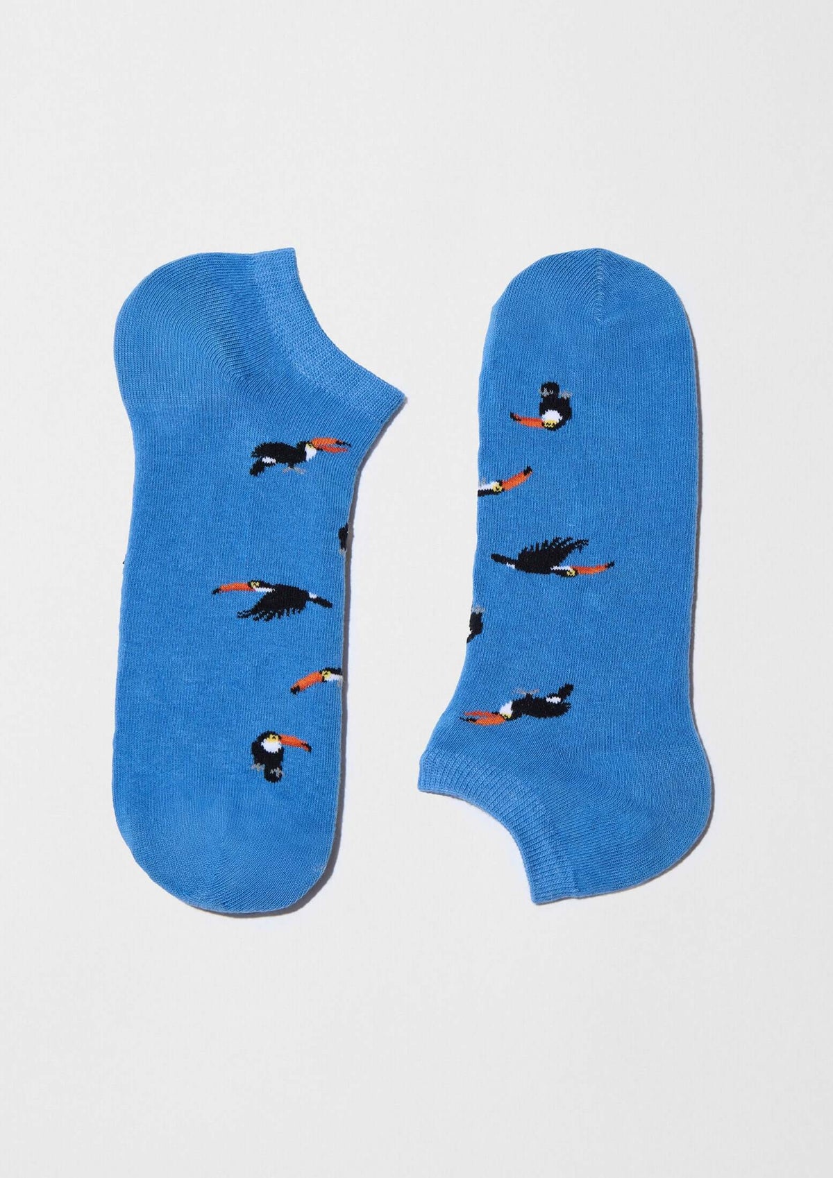 Calcetines tobilleros BeToucan Blue Ankle en azul celeste con tucanes en vuelo y puntera azul.