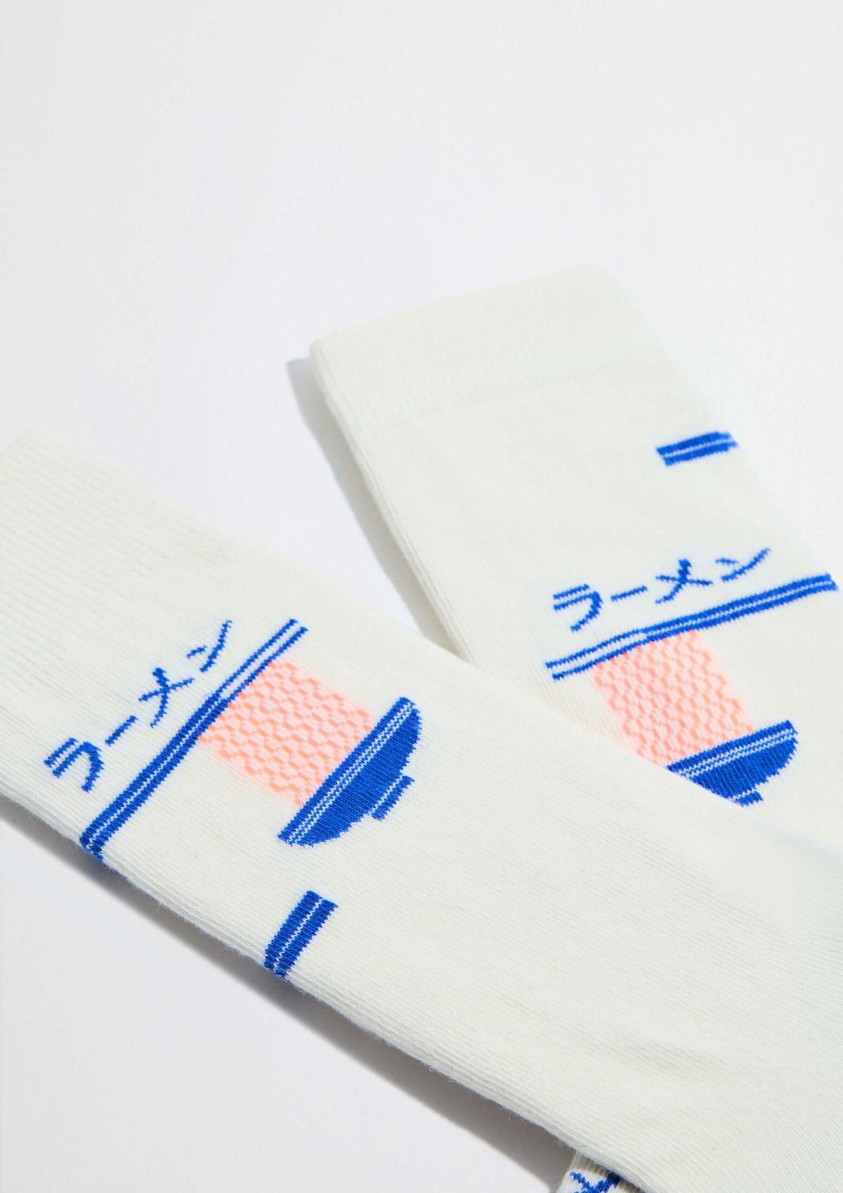 Calcetines BeRamen en color off white con ilustración de cuenco de ramen en naranja y azul, ideales para look casual.