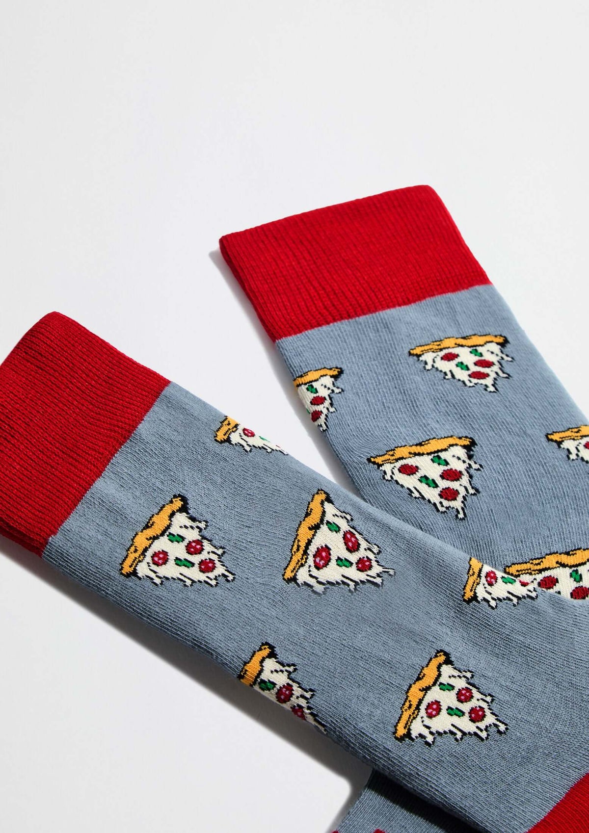Calcetines BePizza en gris con dibujos de porciones de pizza, detalles en rojo, ideales para looks originales.