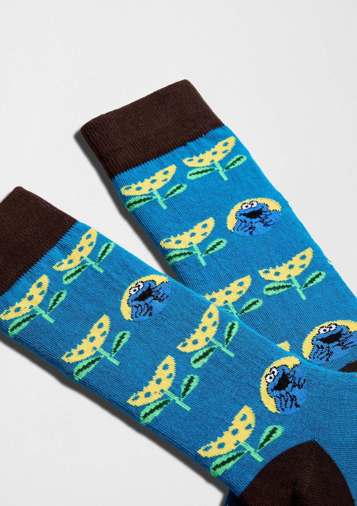 Calcetines con flores amarillas y cara de Triki sobre fondo azul - BeSesameStreet Cookie Monster Flower - BESOCKS