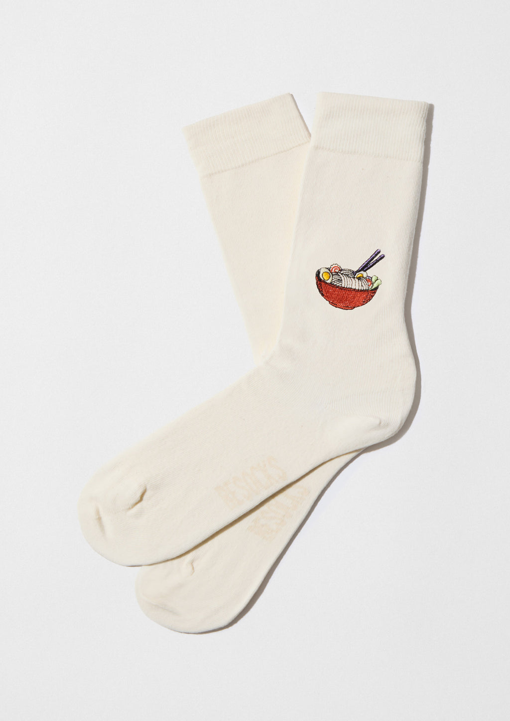 Pack Japan: calcetines en tono crudo con bordado de bol de ramen, parte del set BESOCKS.