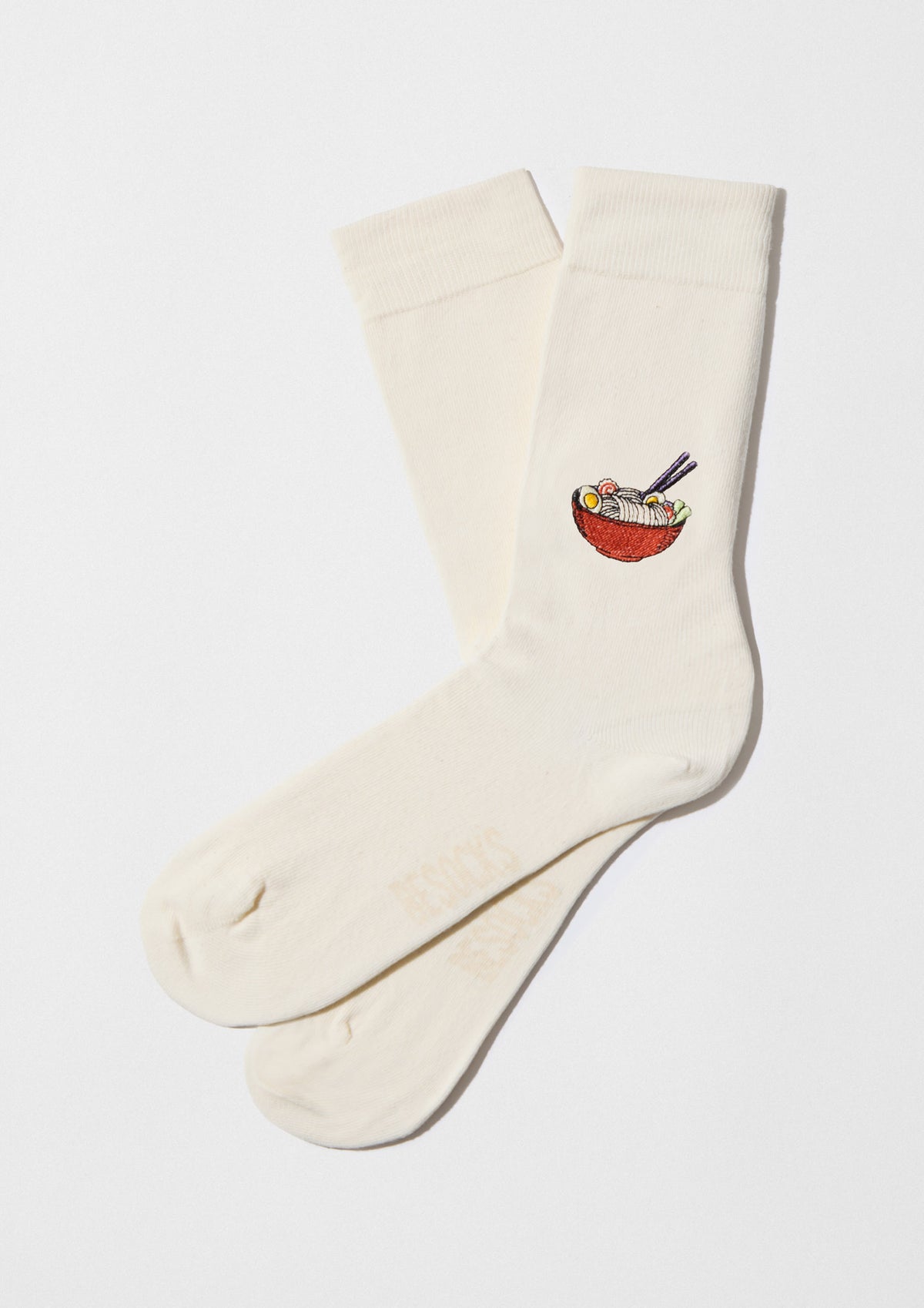 Pack Japan: calcetines en tono crudo con bordado de bol de ramen, parte del set BESOCKS.