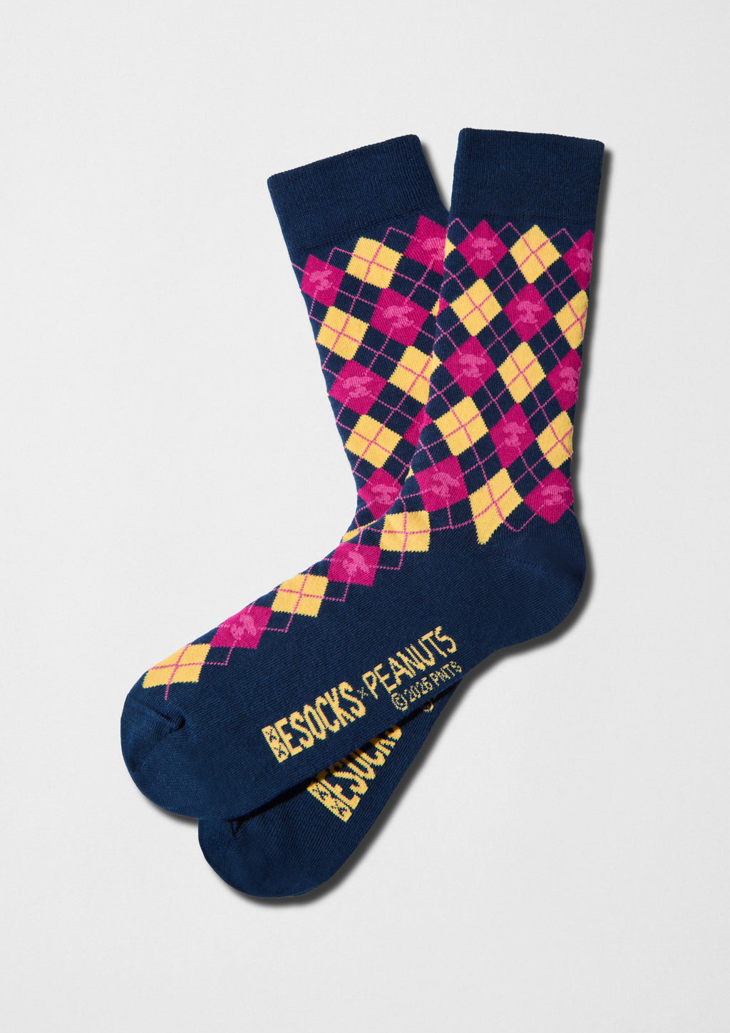 Pack Peanuts Diamonds con calcetines de patrón argyle en azul, rosa y amarillo, parte de la colaboración Peanuts x BESOCKS.