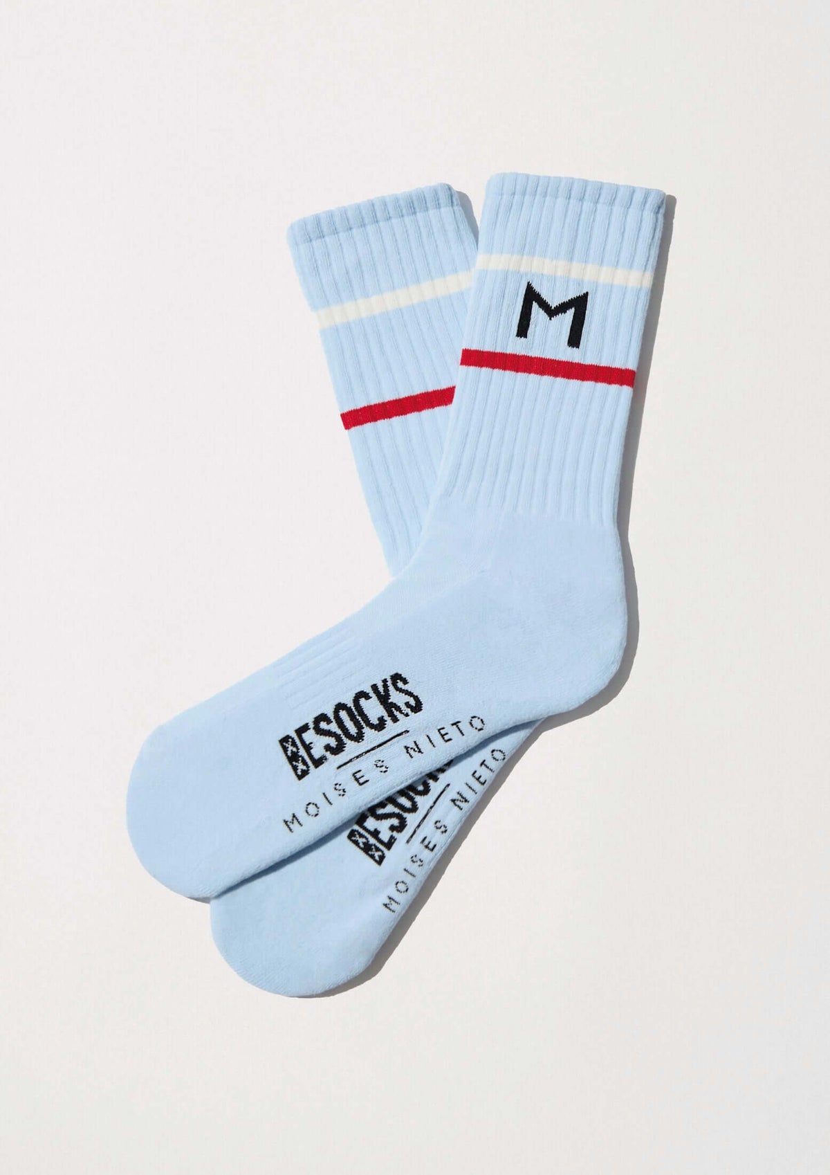 Calcetines BeMOISESNIETO Light Blue con franjas retro en azul celeste, algodón orgánico y logo M.