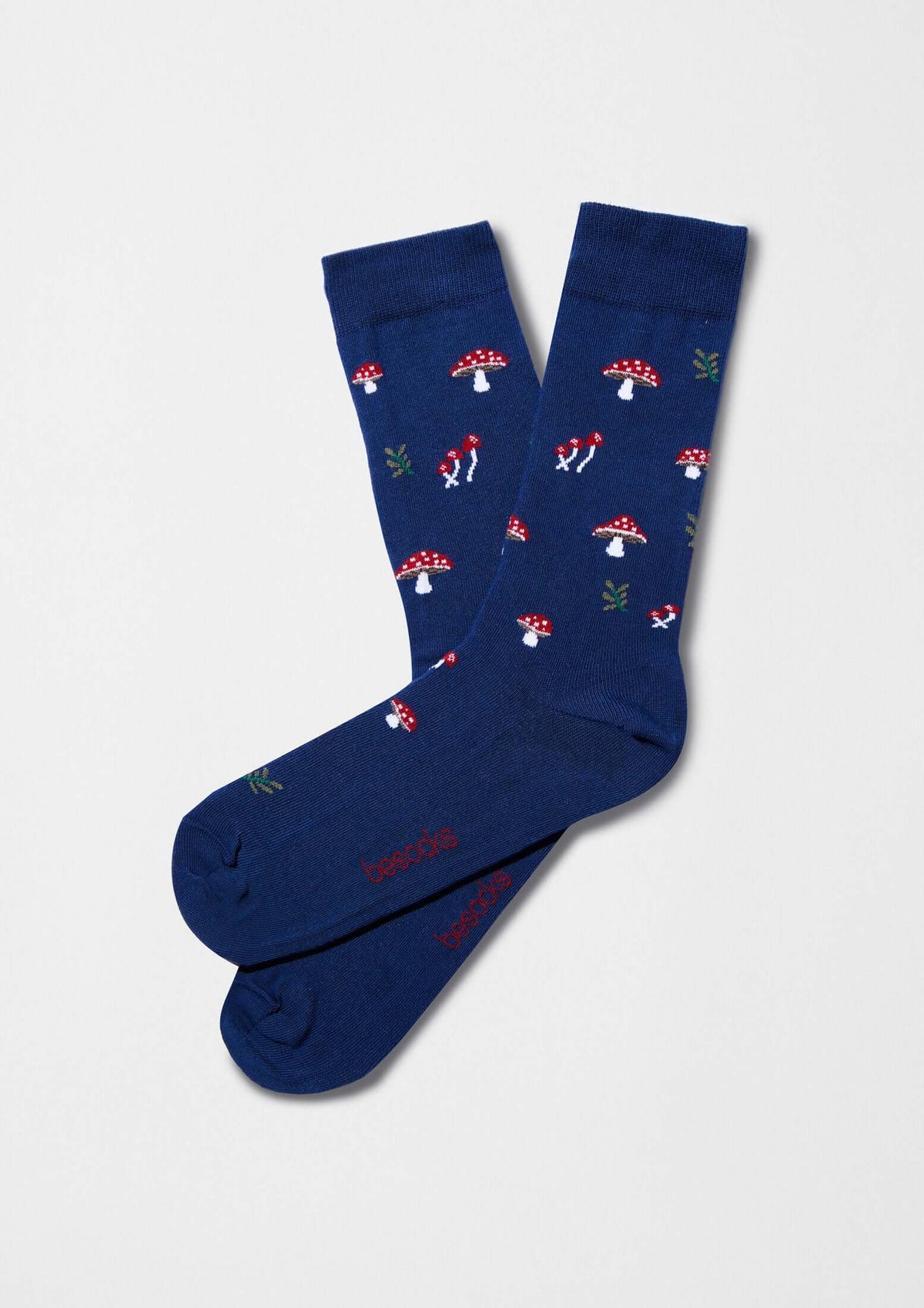 BeMushroom Navy calcetines originales con dibujos de setas rojas en fondo azul marino.