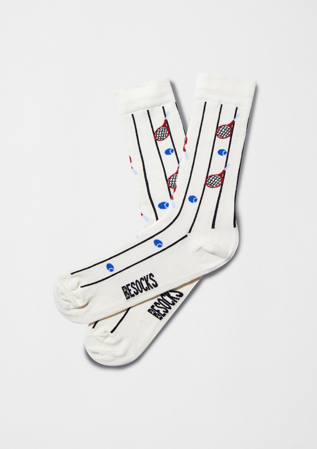 Pack Tennis con calcetines de algodón orgánico con diseño de raquetas y pelotas sobre líneas verticales.