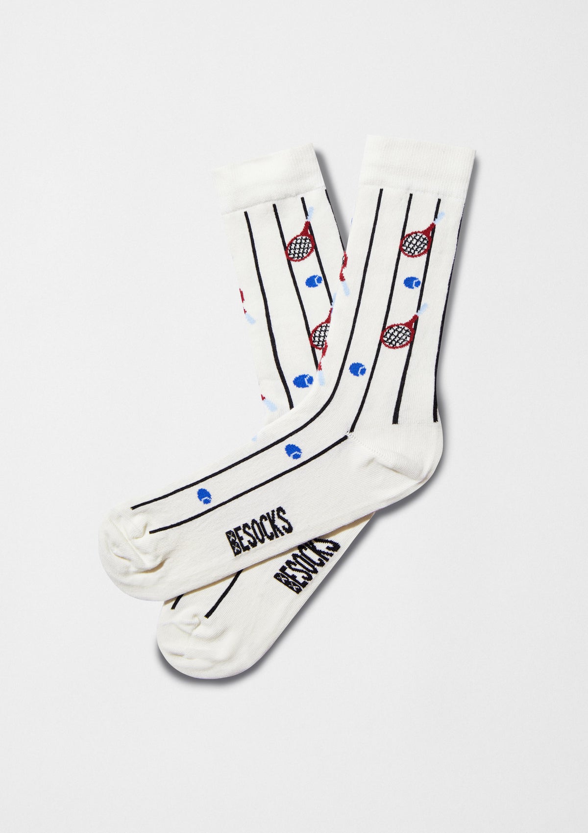 Pack Tennis con calcetines de algodón orgánico con diseño de raquetas y pelotas sobre líneas verticales.
