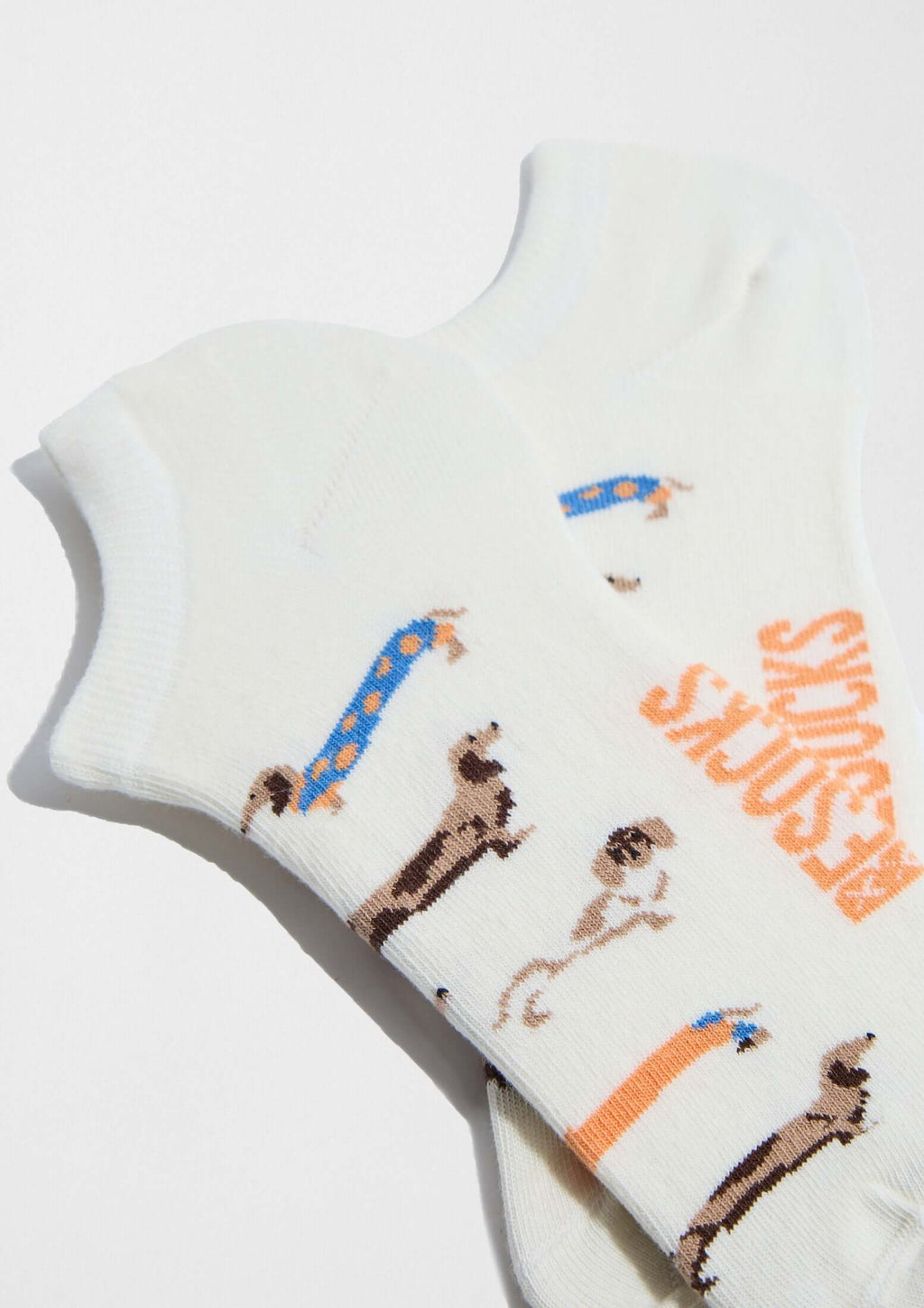 BePets Off White Ankle, calcetines tobilleros de color blanco roto con patrón de perros salchicha.