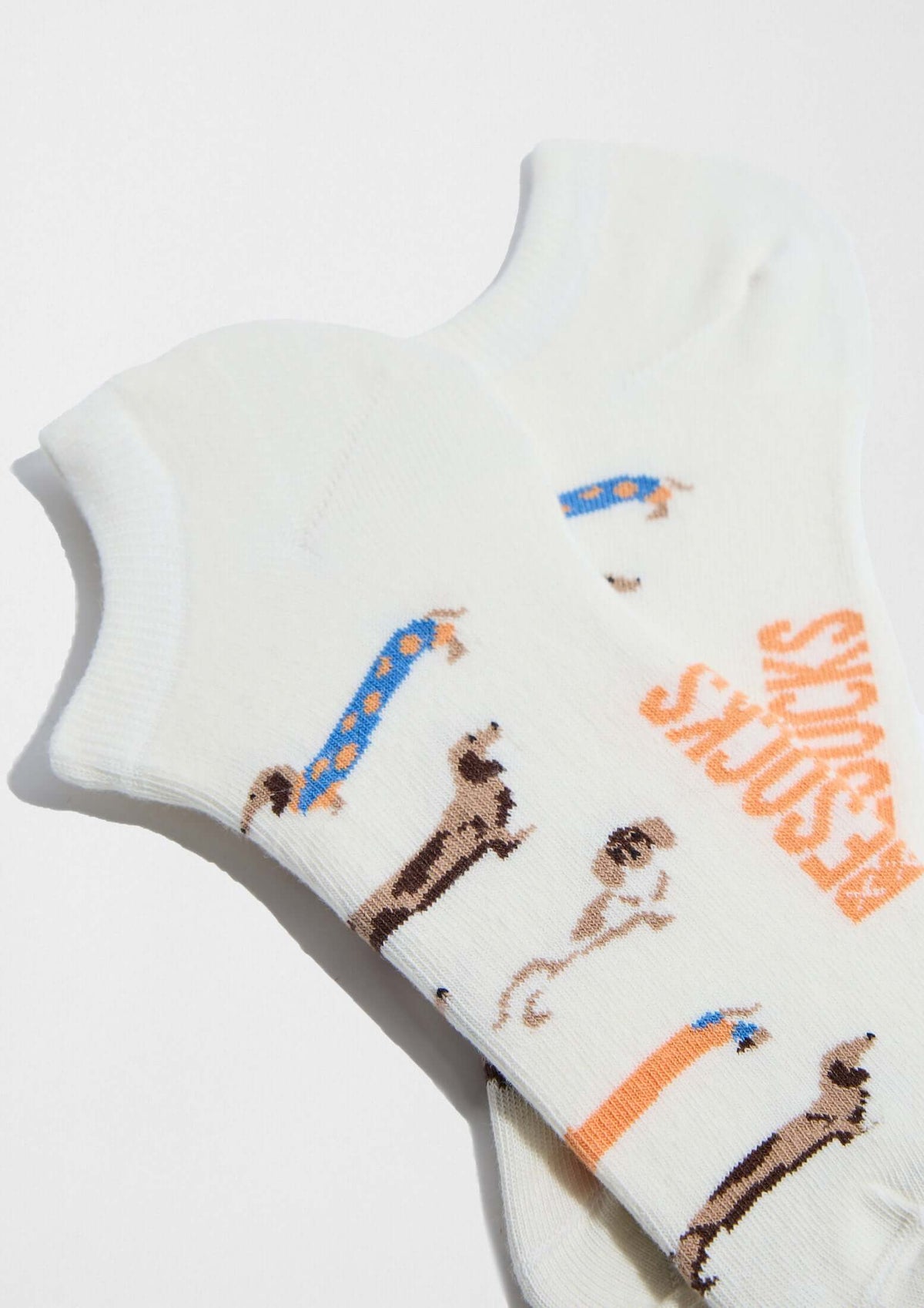 BePets Off White Ankle, calcetines tobilleros de color blanco roto con patrón de perros salchicha.