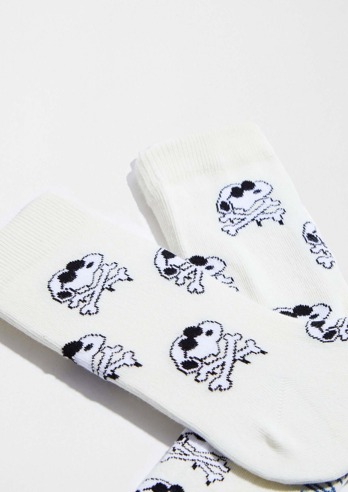 Calcetines BeSnoopy Skull Off-White con patrón de calaveras sobre fondo blanco, altura tobillero.