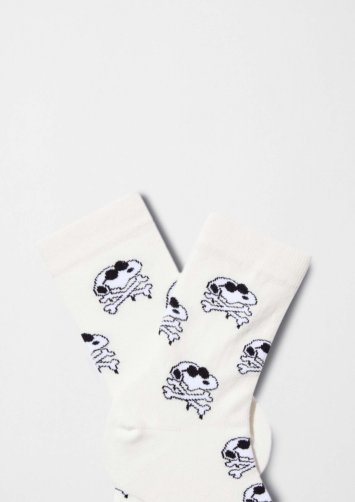 Calcetines BeSnoopy Skull Off-White de caña baja en blanco con dibujo de calaveras estilo Snoopy.