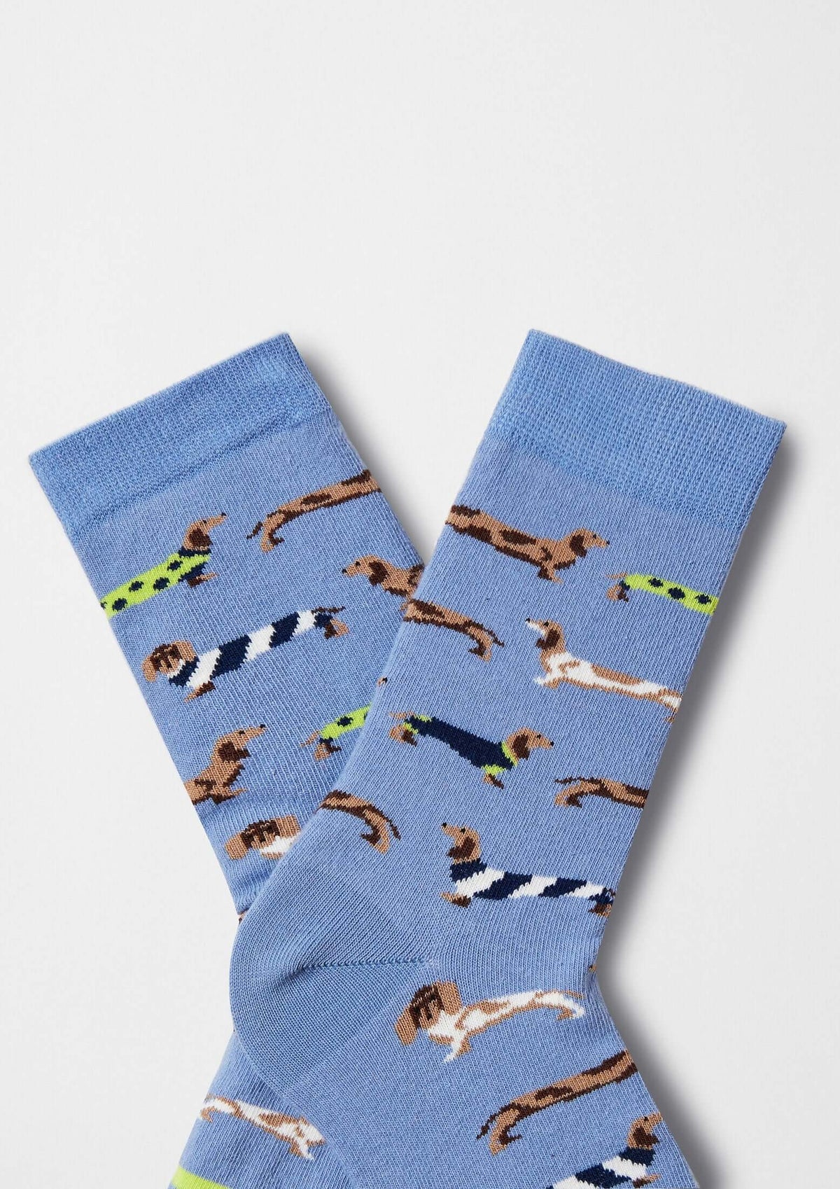 BePets Woman Blue calcetines tobilleros en azul claro con dibujos de perros salchicha en diversas posiciones.
