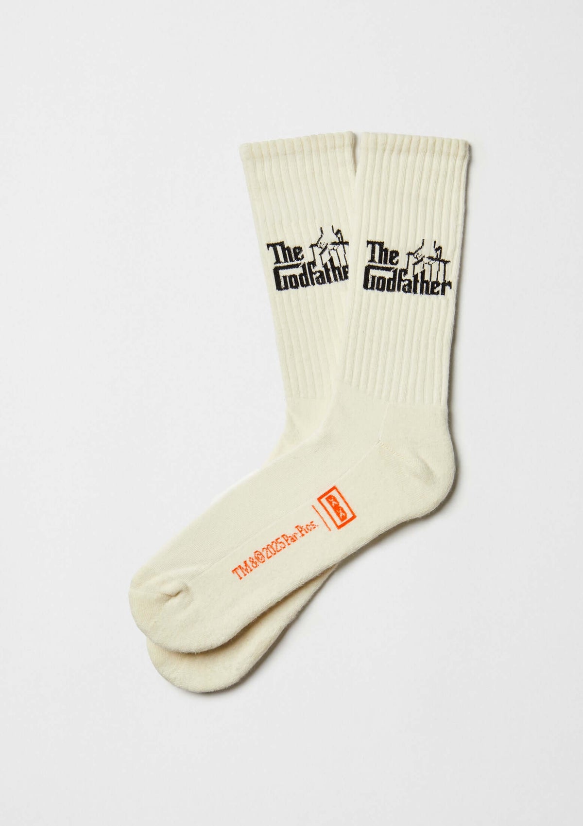 Calcetines deportivos BeTheGodfather Logo en color beige con diseño original y letras en negro.