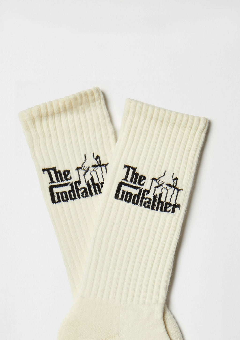 Calcetines deportivos BeTheGodfather Logo en blanco roto con diseño de logotipo en negro, altura media caña.