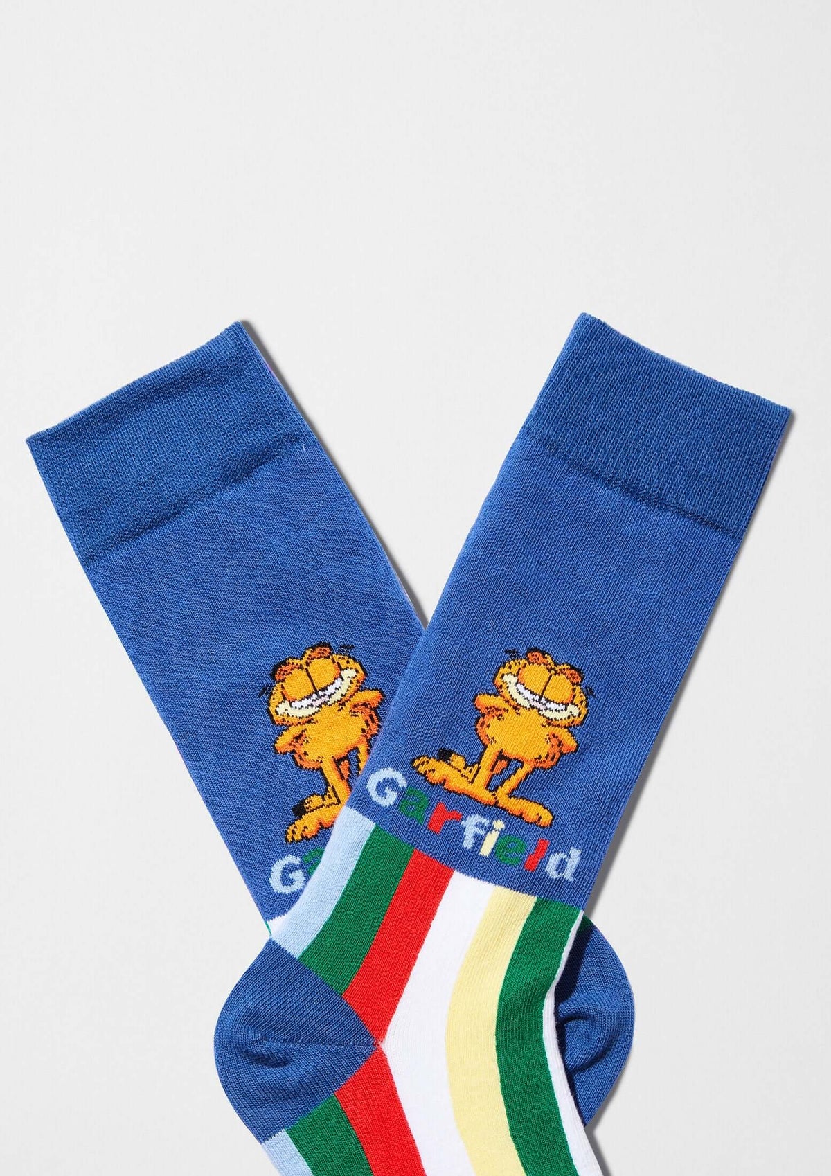 Calcetines BeGarfield Stripes Blue, diseño en azul con Garfield y franjas horizontales de colores en la parte baja.