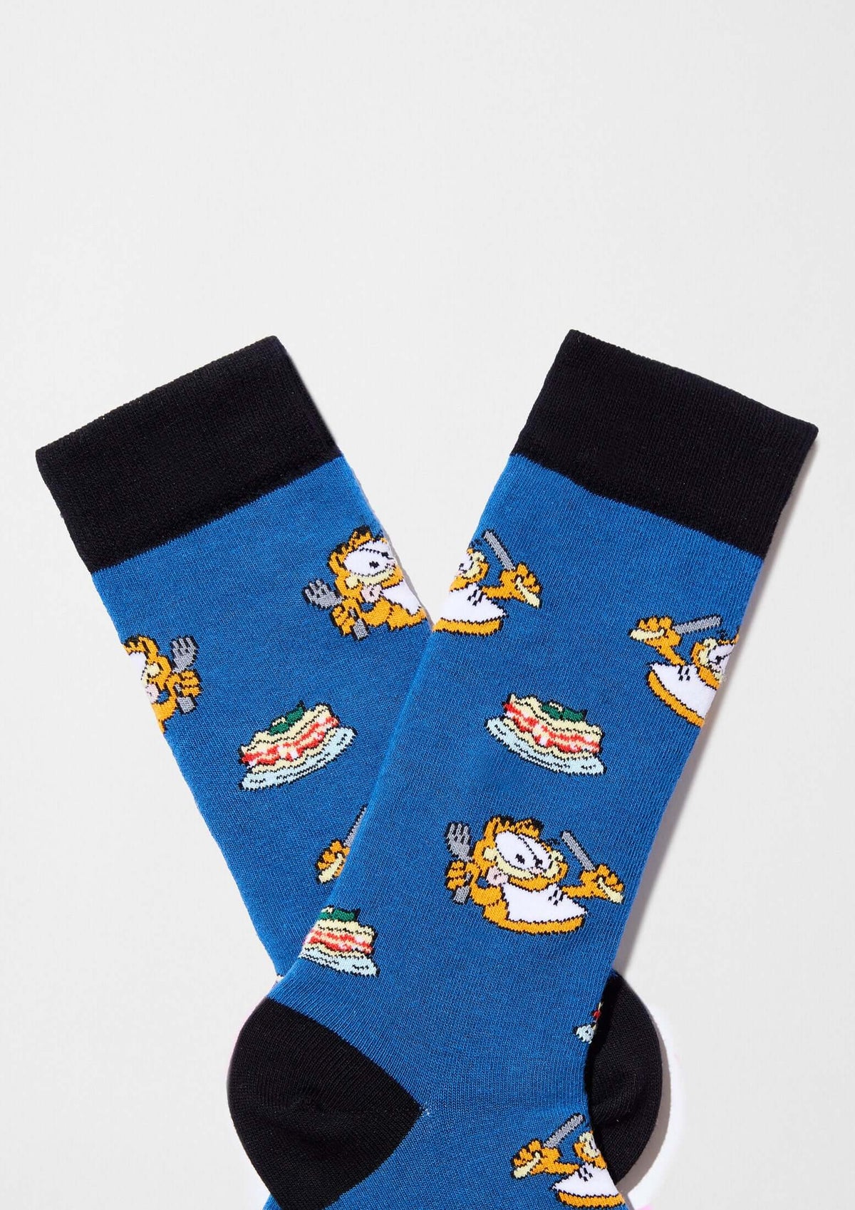 Calcetines BeGarfield Foodie en azul medio con dibujos de Garfield y lasaña, altura media caña.