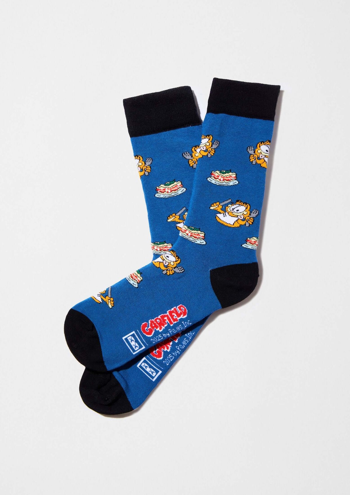 Calcetines BeGarfield Foodie de color azul con dibujos de Garfield y platos de lasaña, media caña con puntera negra.