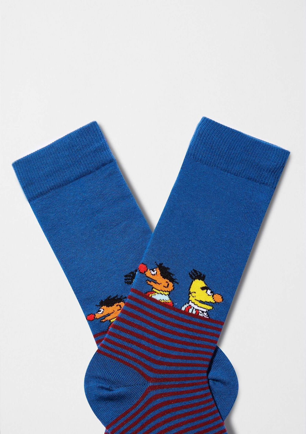 Calcetines BeSesameStreet Epi & Blas Stripes en azul con franjas granates y personajes de Epi y Blas.