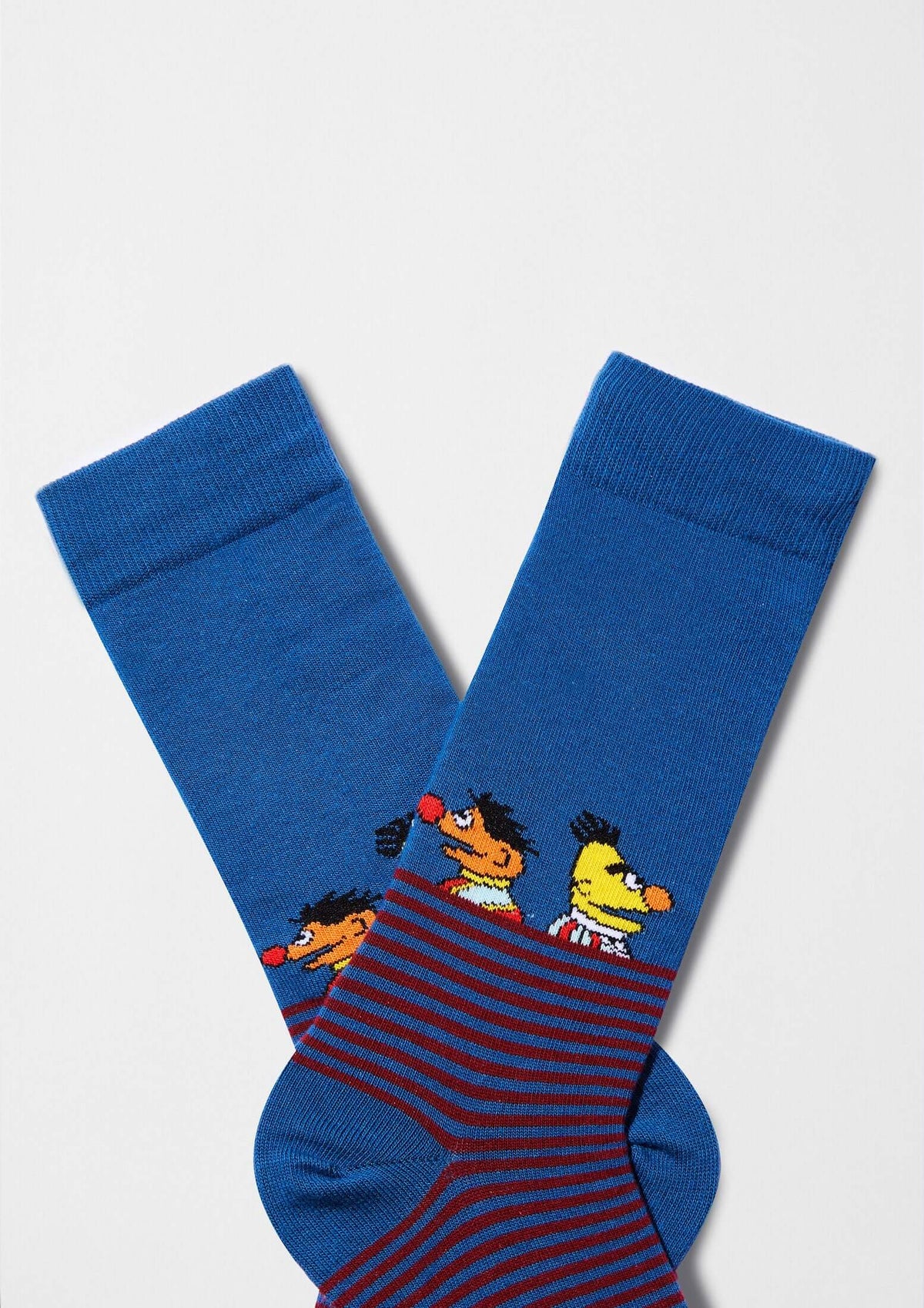 Calcetines BeSesameStreet Epi & Blas Stripes en azul con franjas granates y personajes de Epi y Blas.