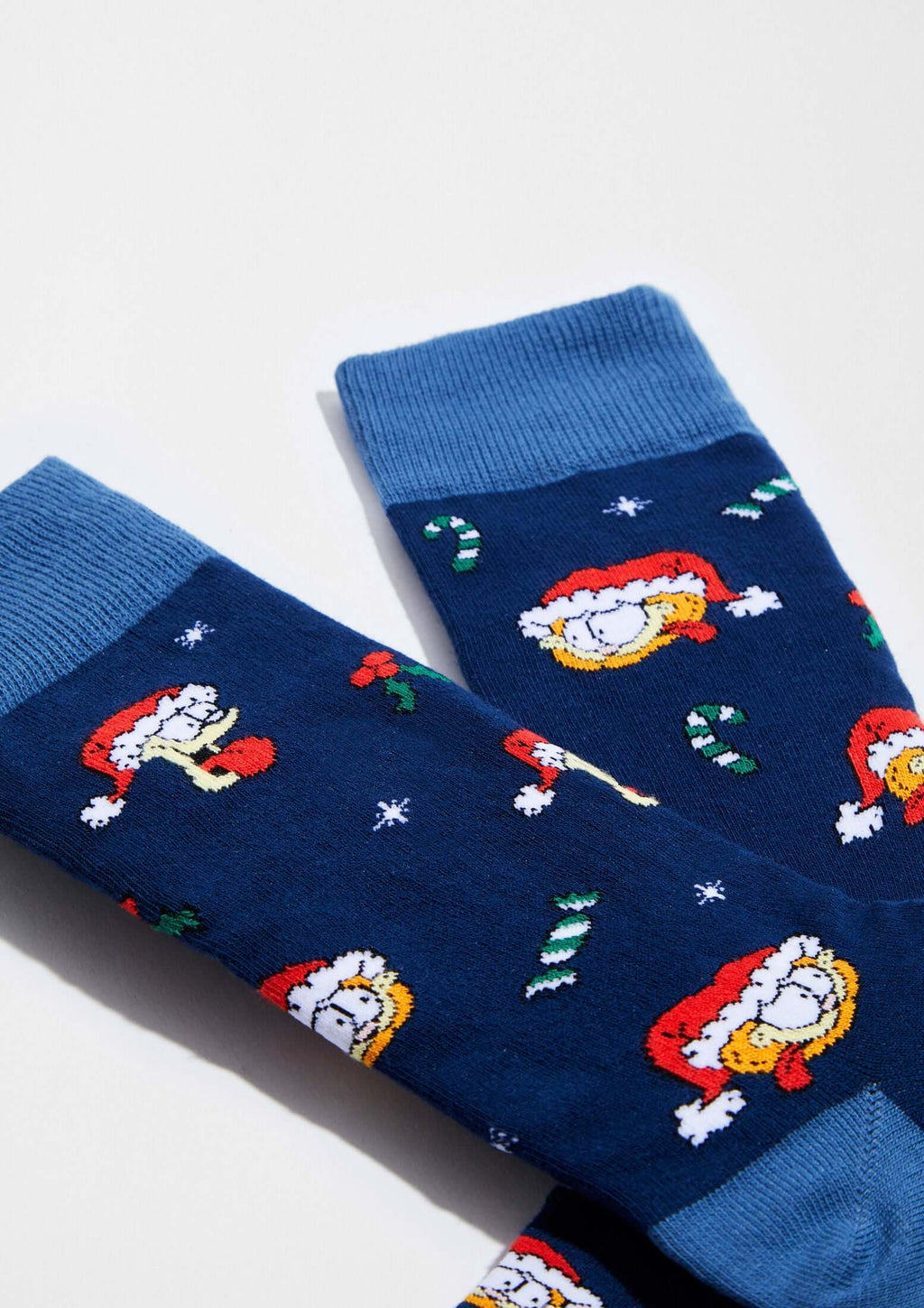 Calcetines BeGarfield Santa en azul marino con estampado de Garfield en gorro de Navidad, altura media caña.