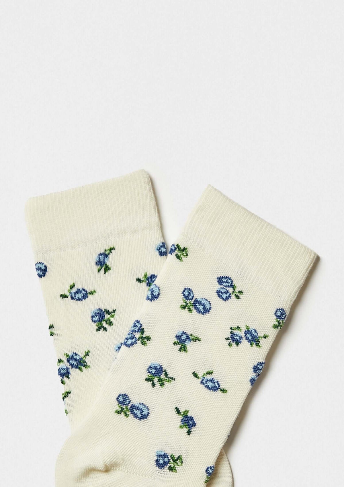 Calcetines BeLiberty Beige de caña baja con fondo beige y flores azules y verdes.