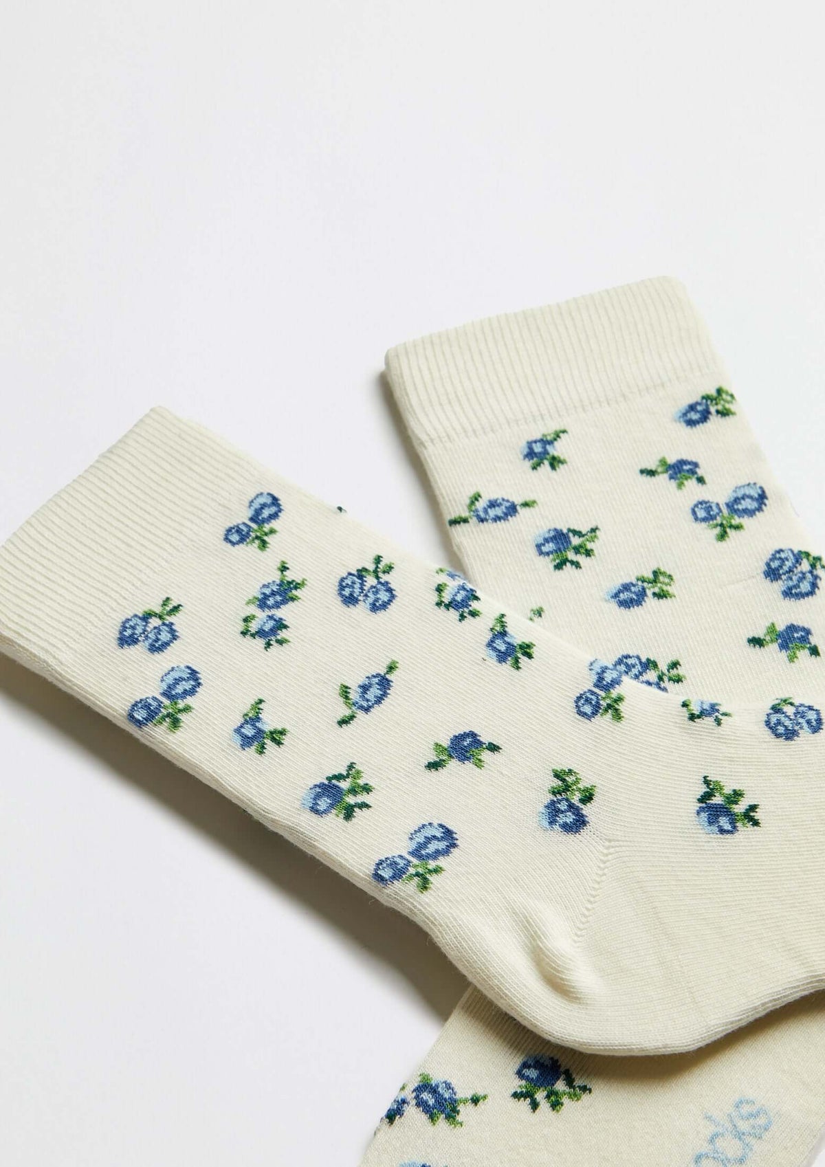 Calcetines BeLiberty Beige de caña baja en color claro con dibujos de flores azules y verdes sobre fondo.  