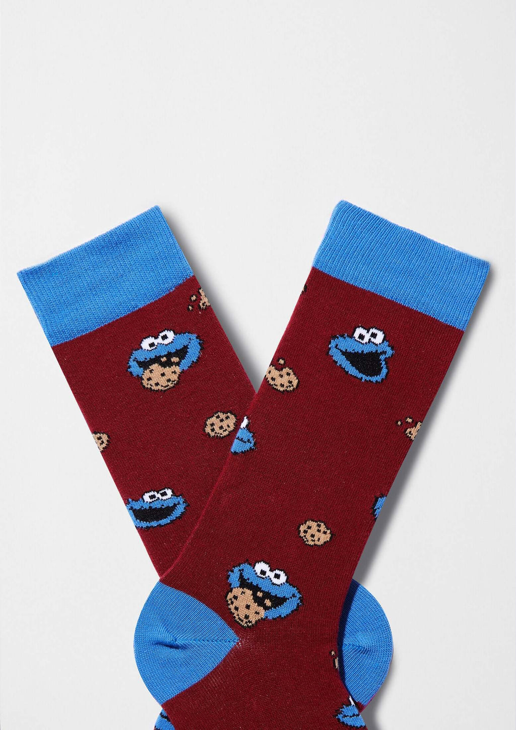 Calcetines tobilleros BeSesameStreet Cookie Monster Burgundy con diseño de galletas sobre fondo burdeos y puños azul claro.