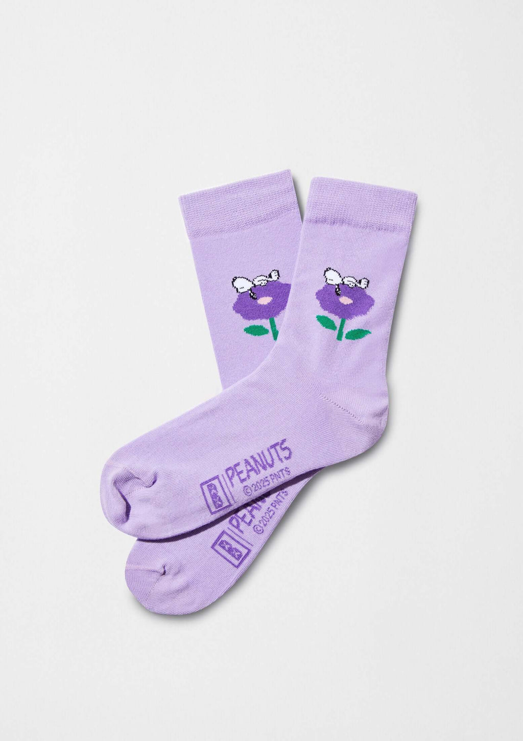 Calcetines de caña baja BeSnoopy Flower en lila con dibujo de Snoopy sobre flor morada y hojas verdes.
