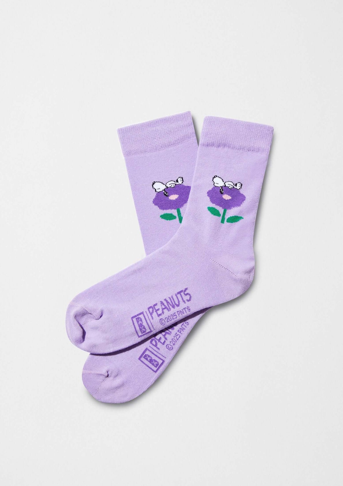Calcetines de caña baja BeSnoopy Flower en lila con dibujo de Snoopy sobre flor morada y hojas verdes.
