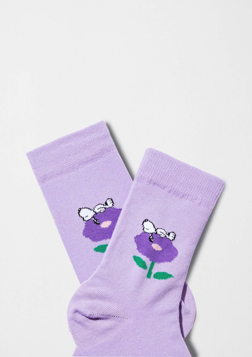 Calcetines BeSnoopy Flower de caña baja en lila con dibujo de Snoopy sobre flor morada y hojas verdes.