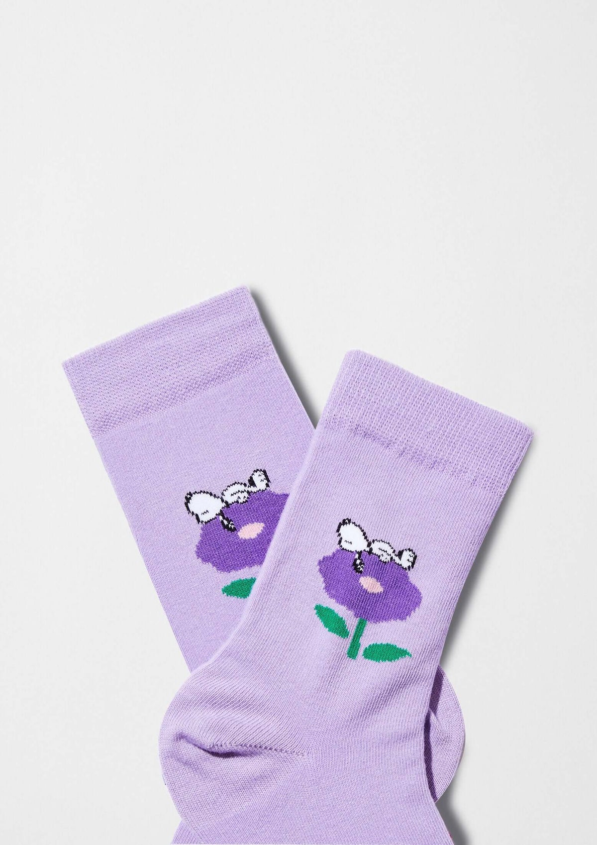 Calcetines BeSnoopy Flower de caña baja en lila con dibujo de Snoopy sobre flor morada y hojas verdes.